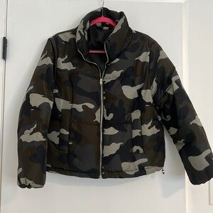 Camo cropped puffer jacket